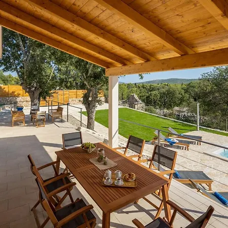 Mara With Private Pool Near National Park Krka