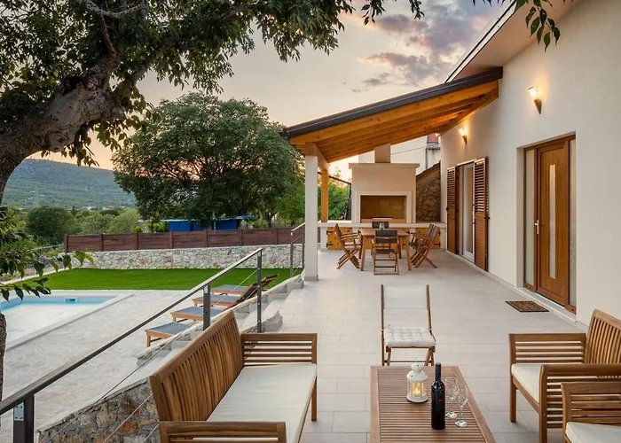 Mara Sibenik فيلة